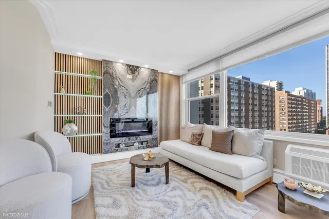 $339,900 | 336 West Wellington Avenue, Unit 1002, Chicago, IL 60657