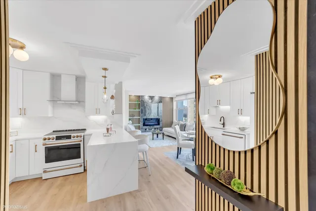 $339,900 | 336 West Wellington Avenue, Unit 1002, Chicago, IL 60657