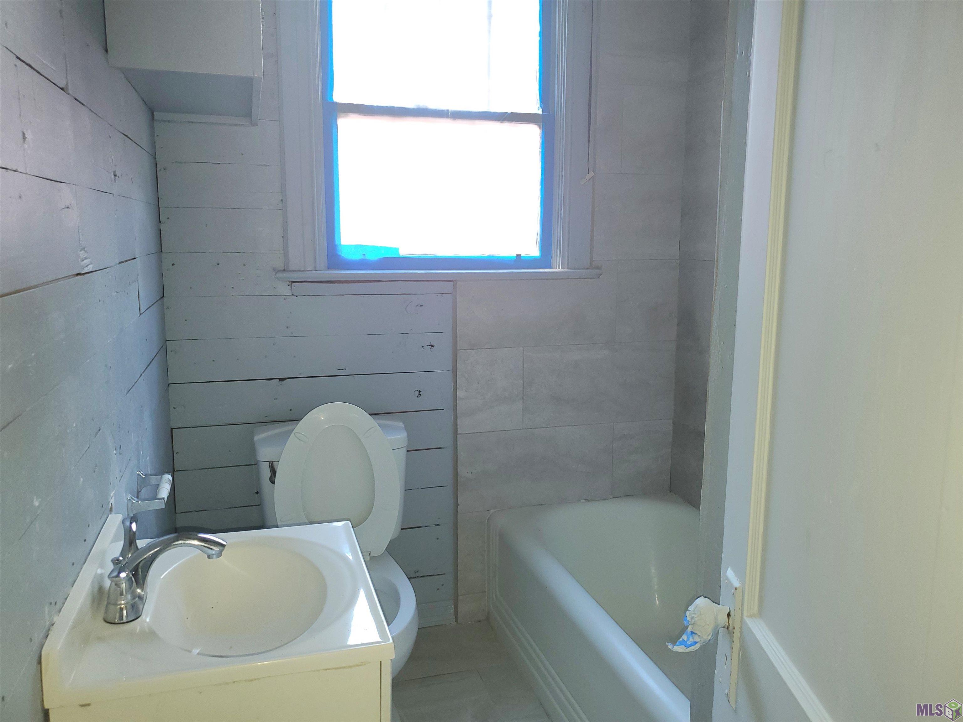 2965 Madison Avenue Baton Rouge, LA 70802 - Photo 11 of 16 Hall Bathroom
