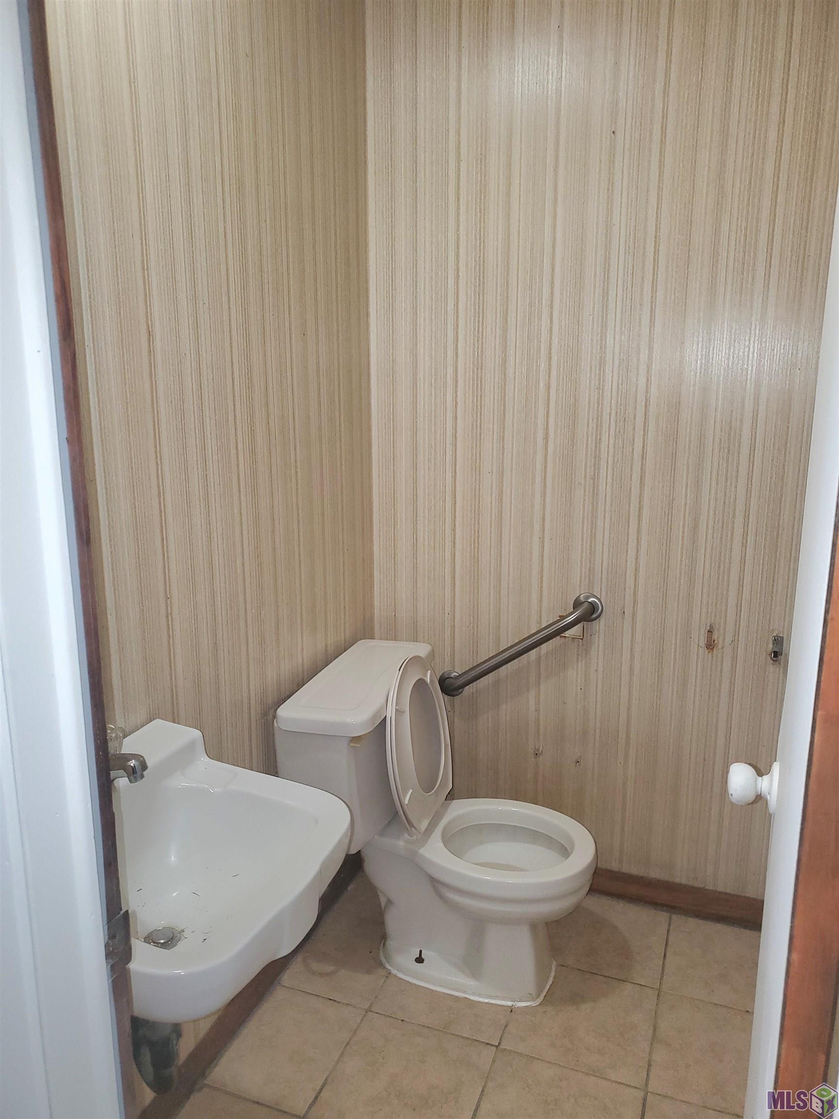 2965 Madison Avenue Baton Rouge, LA 70802 - Photo 5 of 16 Half Bathroom