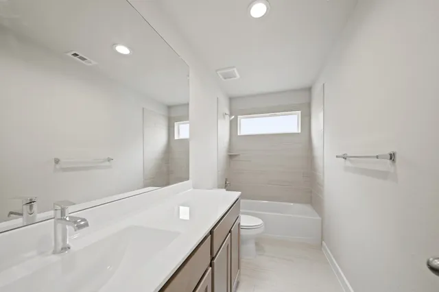 a view of an house with backyard porch and garden