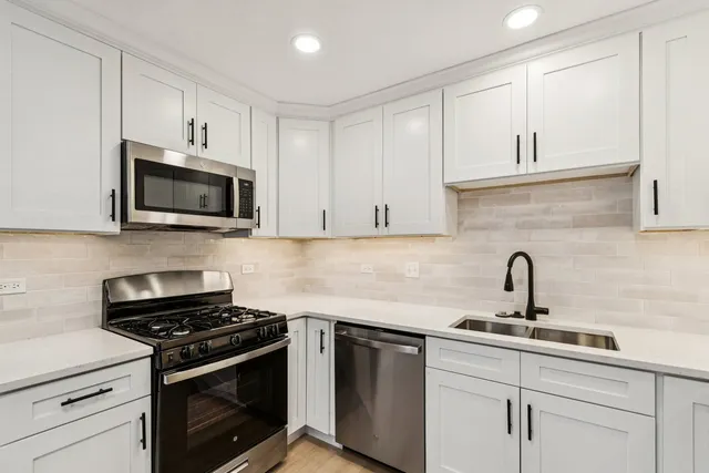 $438,000 | 21688 West Ravine Drive, Lake Zurich, IL 60047