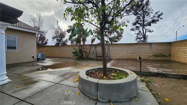 a view of a fountain in the backyard of a house