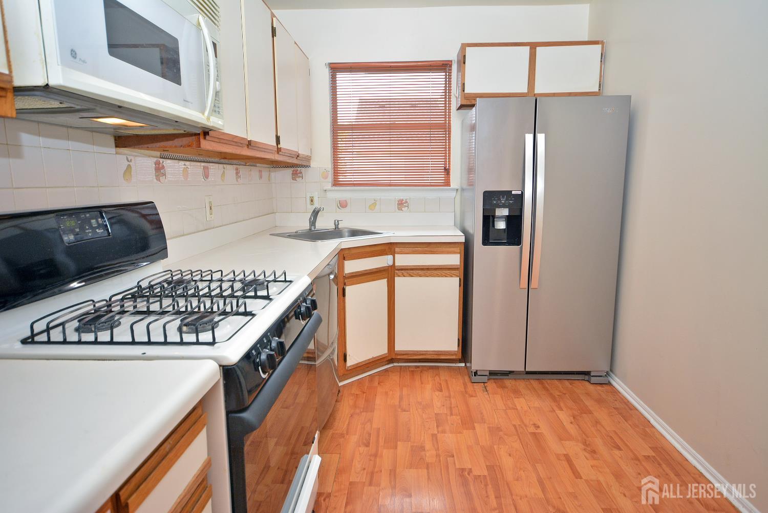 125 Exeter Court Piscataway, NJ 08854 - Photo 10 of 34 a kitchen with stainless steel appliances granite countertop a refrigerator and a stove