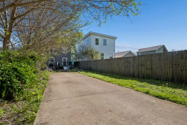 $2,400 | 16031-2 16th Avenue North, Nashville, TN 37208