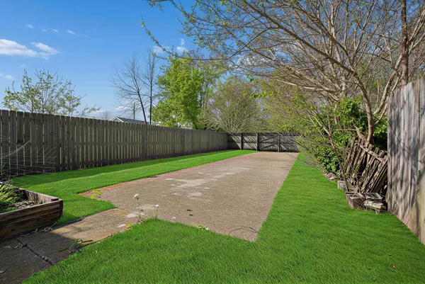 $2,400 | 16031-2 16th Avenue North, Nashville, TN 37208