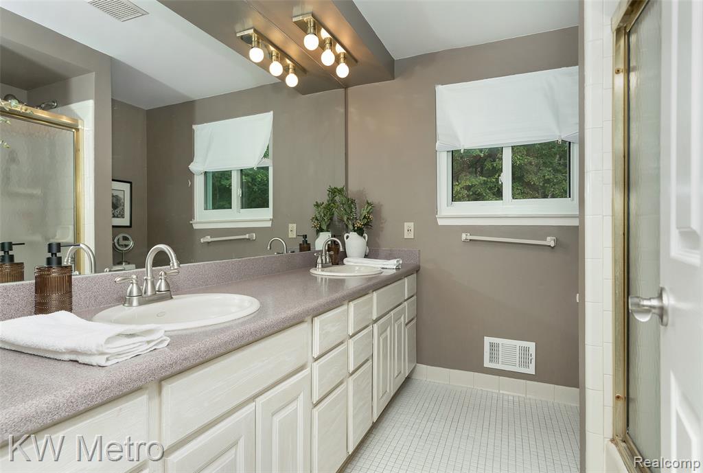 635 Timberline Drive Rochester Hills, MI 48309 - Photo 32 of 48