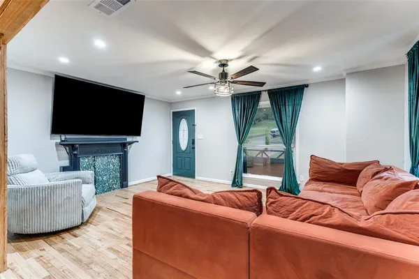 $2,400 | 809 South Lamar Street, Weatherford, TX 76086