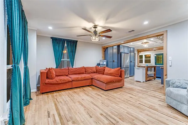$2,400 | 809 South Lamar Street, Weatherford, TX 76086