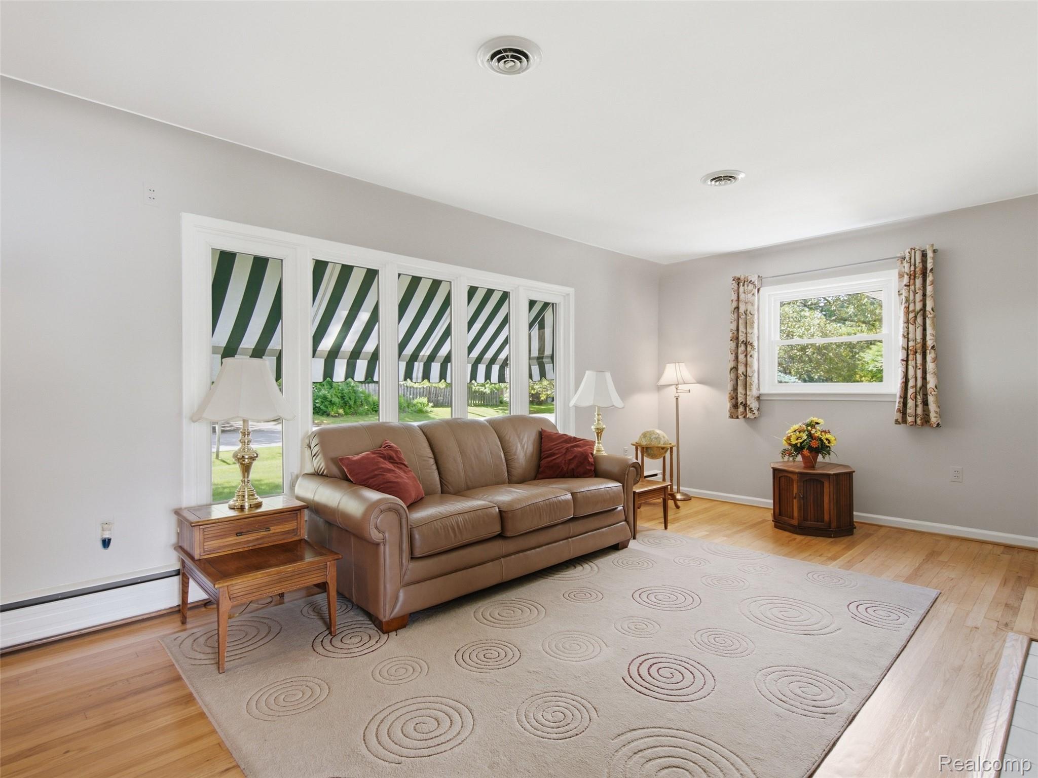 24 Nevada Avenue Rochester, MI 48309 - Photo 11 of 34 Living room