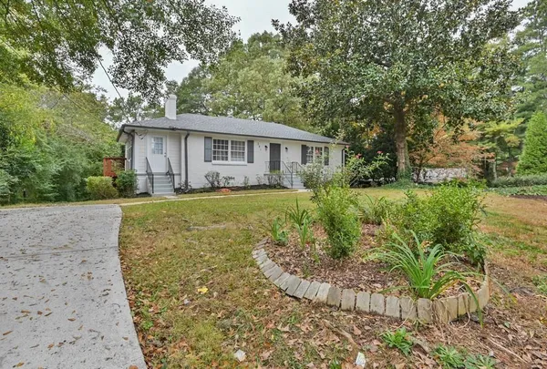 a view of a house with a yard
