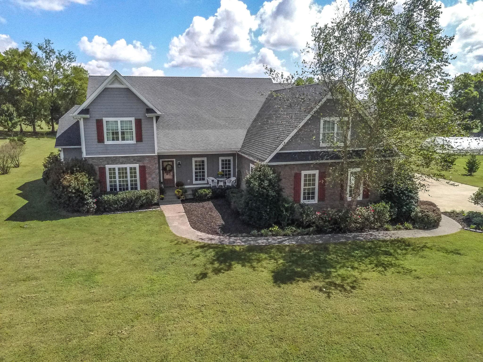 979 Franklin Road Gallatin, TN 37066 - Photo 2 of 24 a front view of a house with garden