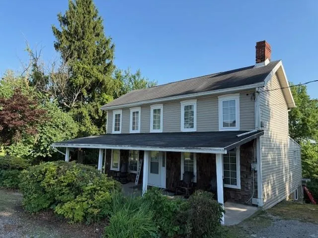 a view of a backyard