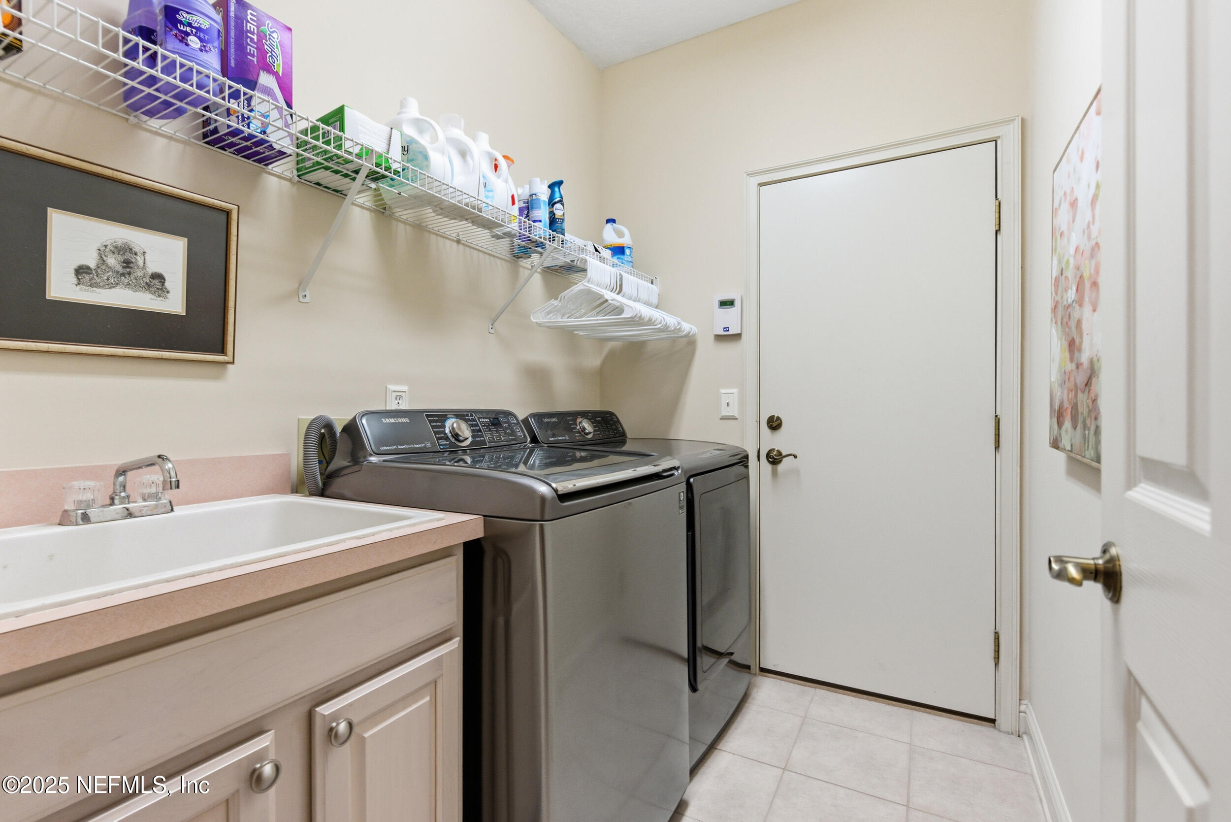 10044 Vineyard Lake Road East Jacksonville, FL 32256 - Photo 27 of 34 a bathroom with a sink and a mirror