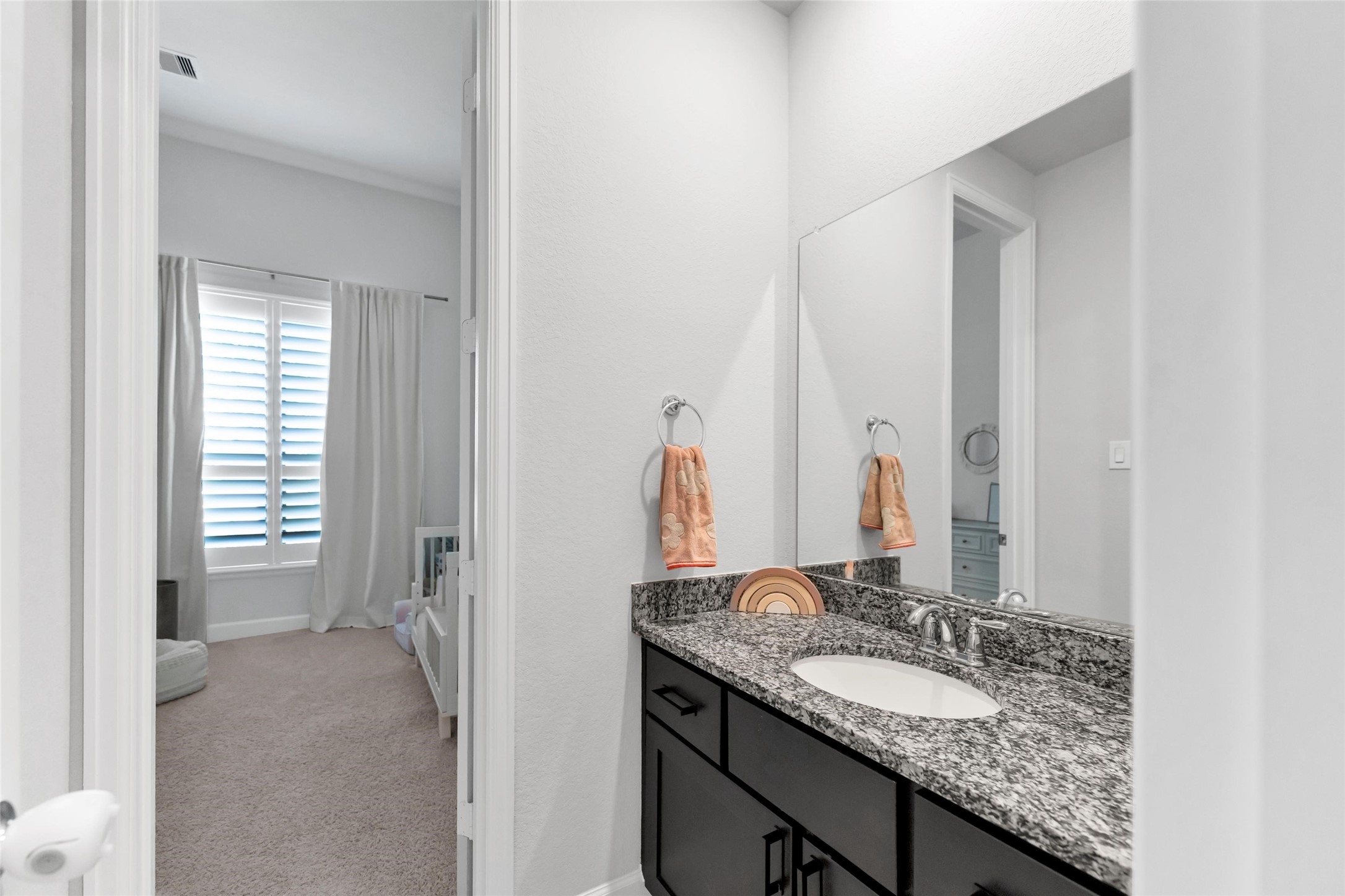 1027 Groveton Ridge Lane Pinehurst, TX 77362 - Photo 14 of 50 Bathroom #2 between bedrooms #3 & #4 (Jack & Jill bath)