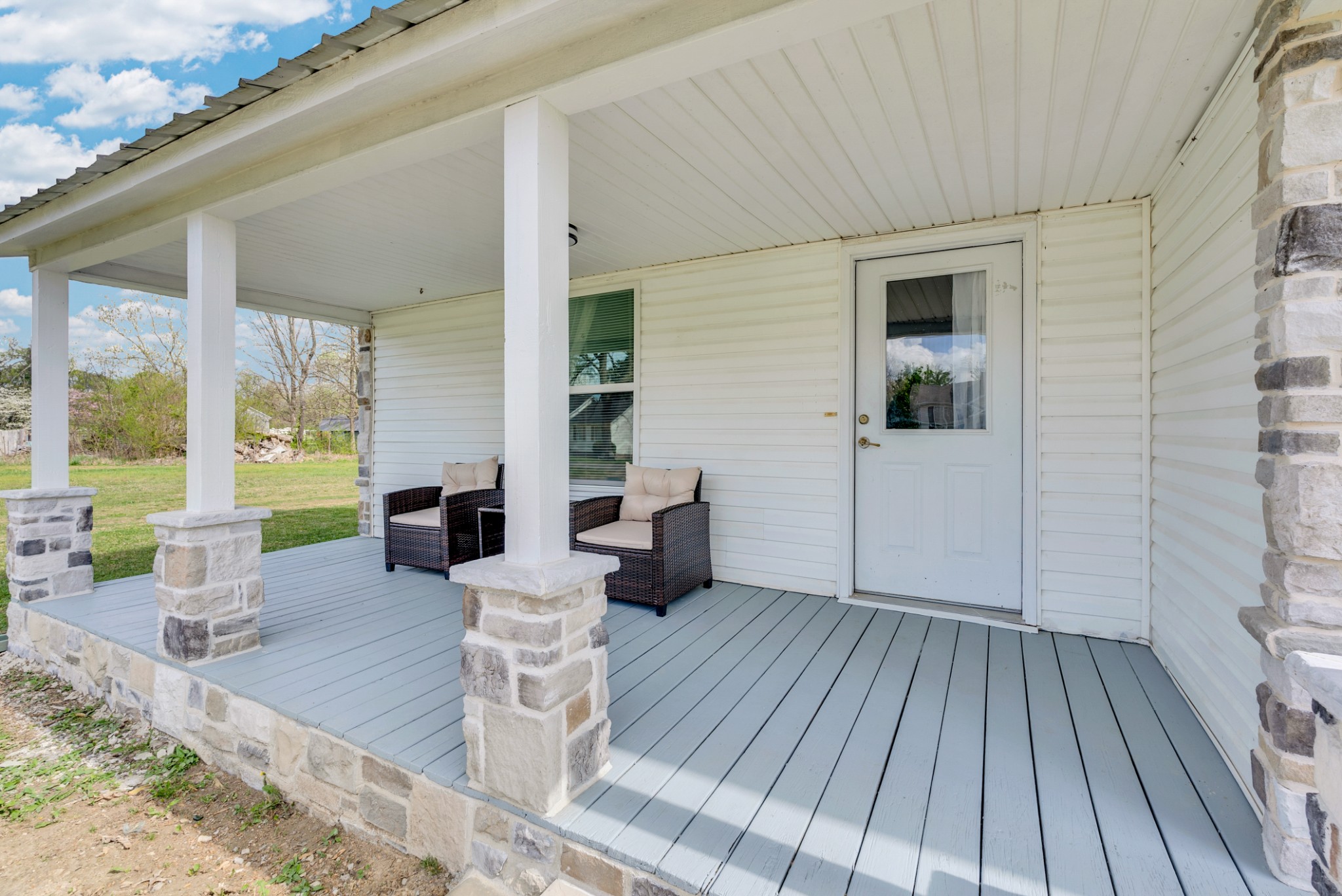 320 West King Street Morrison, TN 37357 - Photo 3 of 29 a living room with furniture