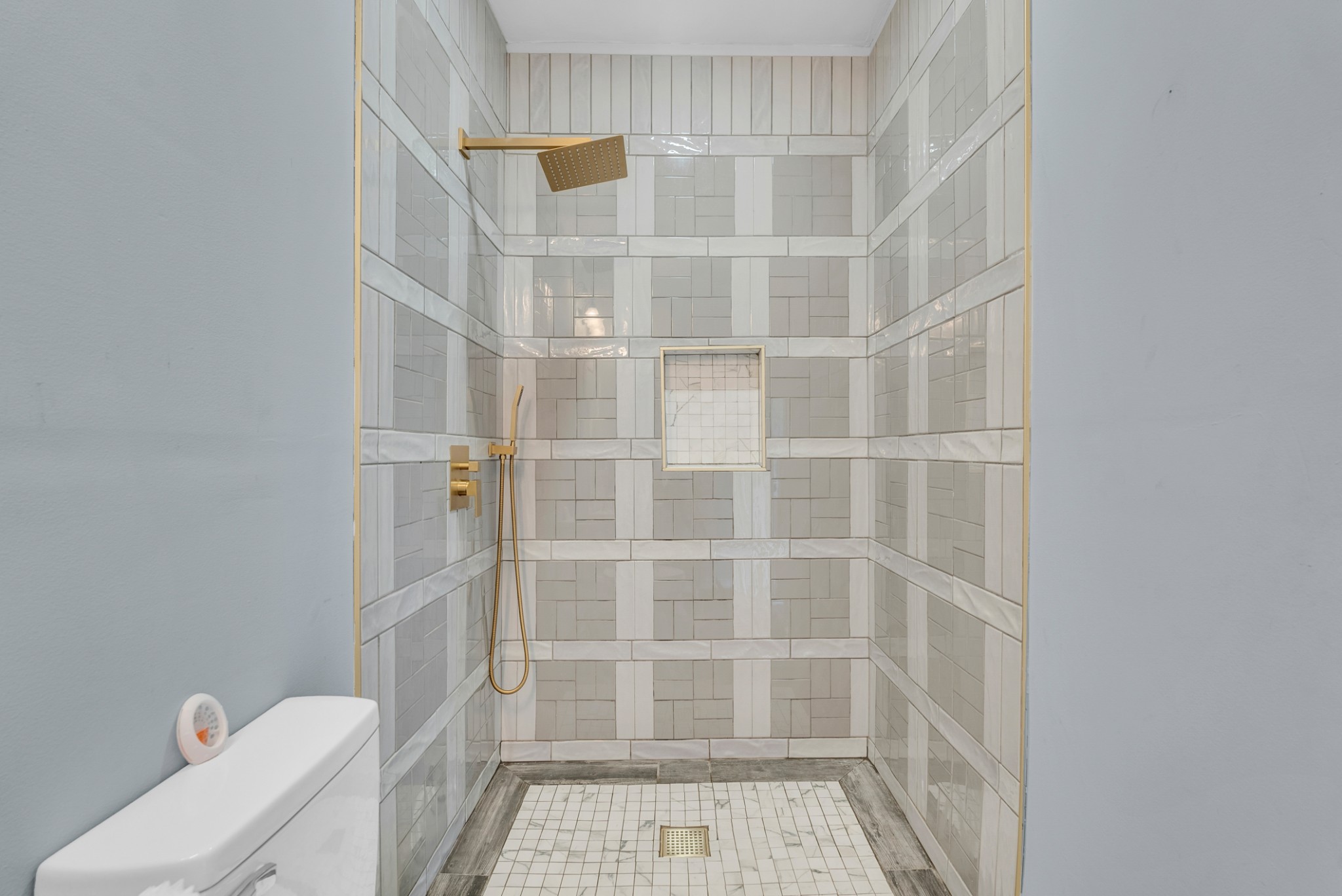 320 West King Street Morrison, TN 37357 - Photo 7 of 29 a bathroom with a window and a toilet