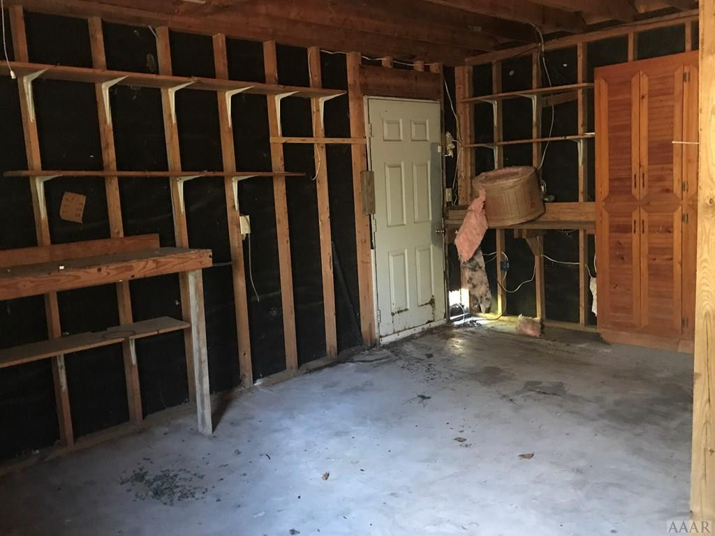 107 Kickapoo Trail Edenton, NC 27932 - Photo 17 of 25 garage work bench