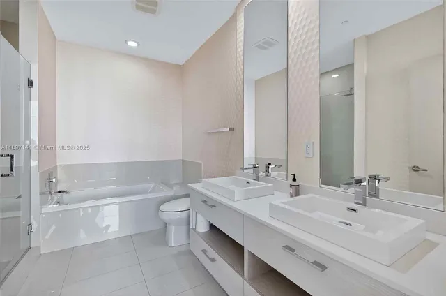 $7,800 | 55 Southwest 9th Street, Unit 4301, Miami, FL 33130