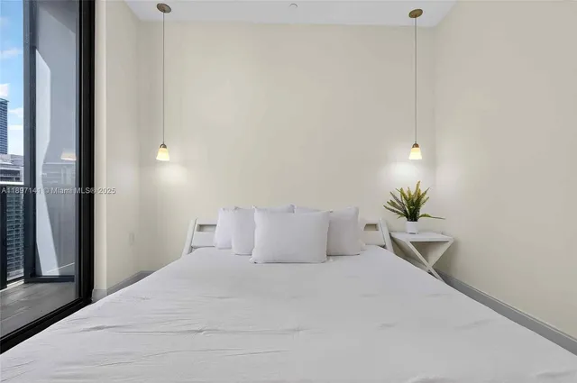 $7,800 | 55 Southwest 9th Street, Unit 4301, Miami, FL 33130