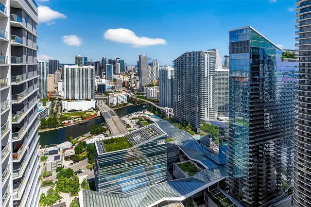 $7,800 | 55 Southwest 9th Street, Unit 4301, Miami, FL 33130