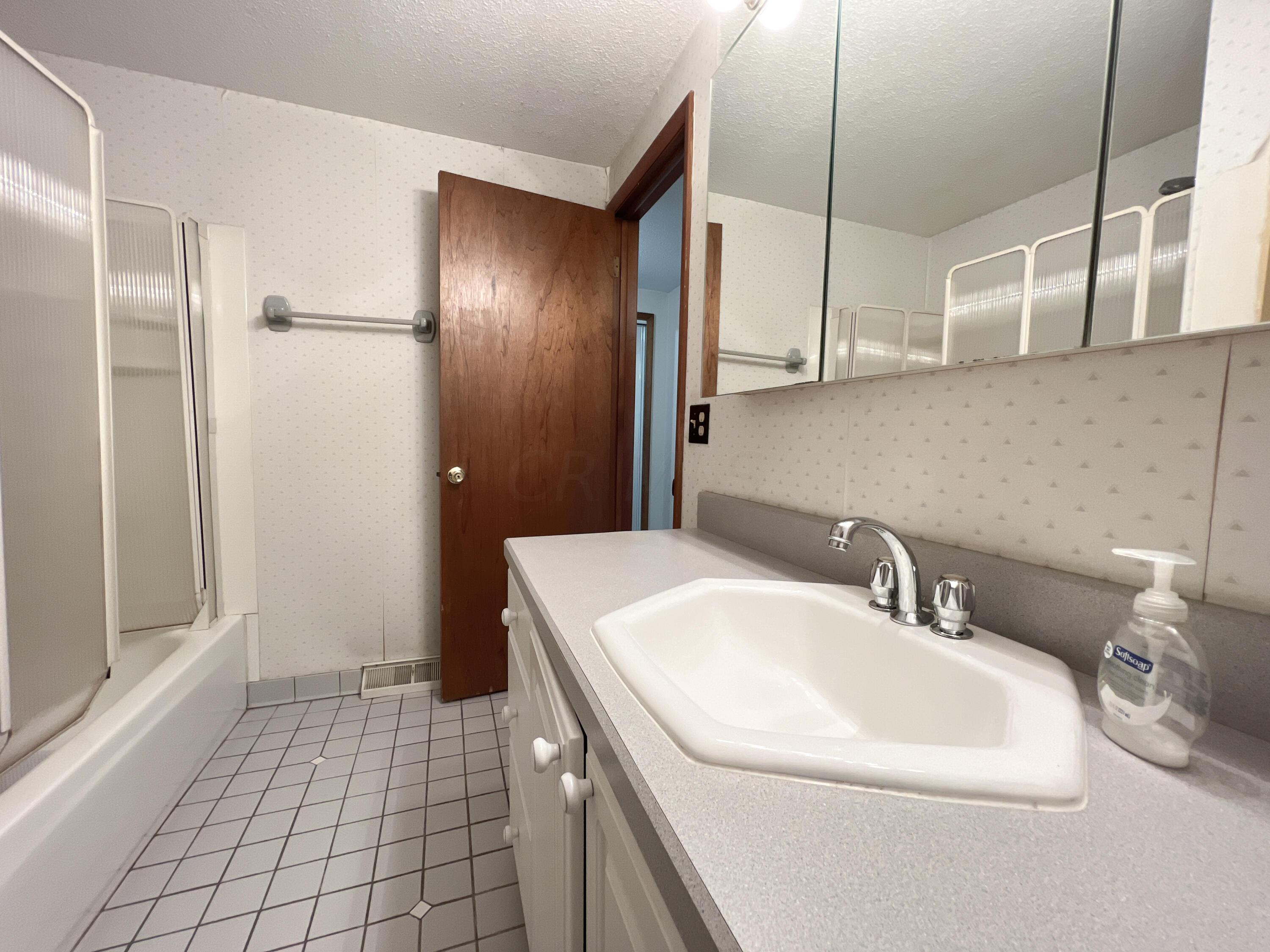 2322 Edmonton Road Columbus, OH 43229 - Photo 14 of 25 Full Bath