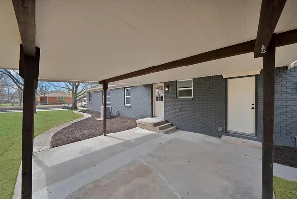 a view of a house with backyard and garden