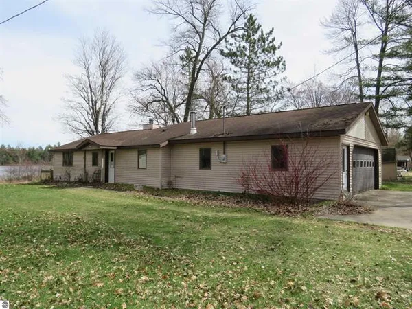 $259,900 | 7861 South Dyer Lake Drive, Falmouth, MI 49632