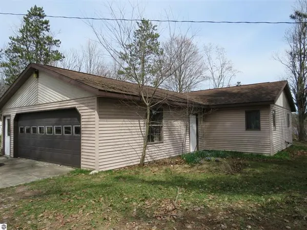 $259,900 | 7861 South Dyer Lake Drive, Falmouth, MI 49632