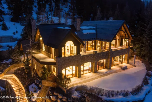 a view of a house with backyard and porch