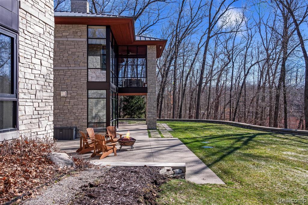 6956 Cooley Lake Road White Lake, MI 48383 - Photo 28 of 38
