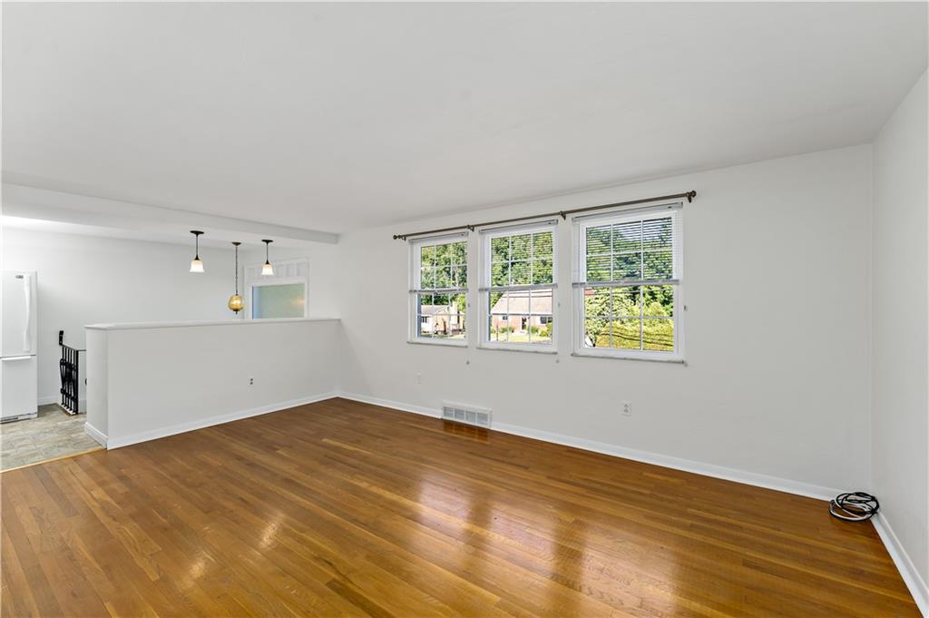 220 Amity Road Glenshaw, PA 15116 - Photo 4 of 44