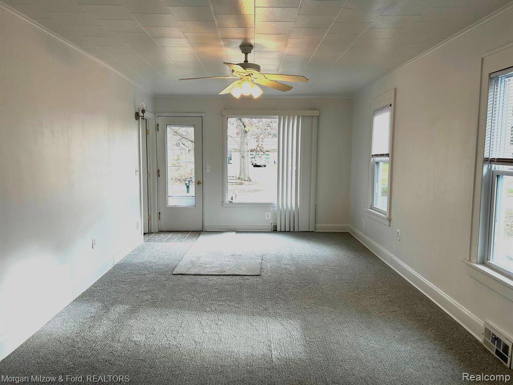 751 Crescent Lake Road Waterford, MI 48327 - Photo 2 of 11 Gallery Image 2
