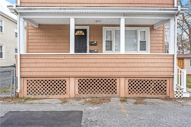 $3,500 | 37 Warren Avenue, Unit 1, Warren, RI 02885