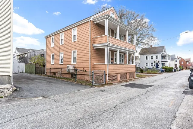$3,500 | 37 Warren Avenue, Unit 1, Warren, RI 02885
