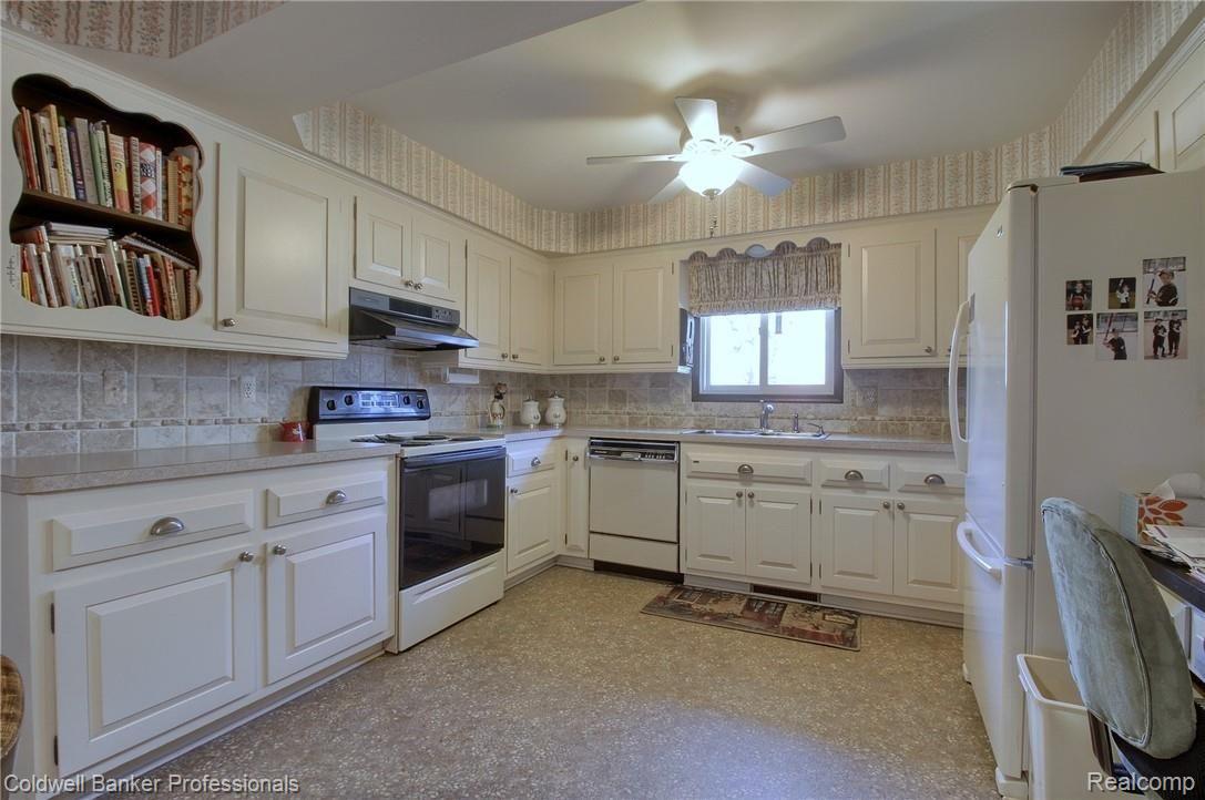 1381 North Livernois Road Rochester, MI 48306 - Photo 8 of 34 8-Kitchen.jpg