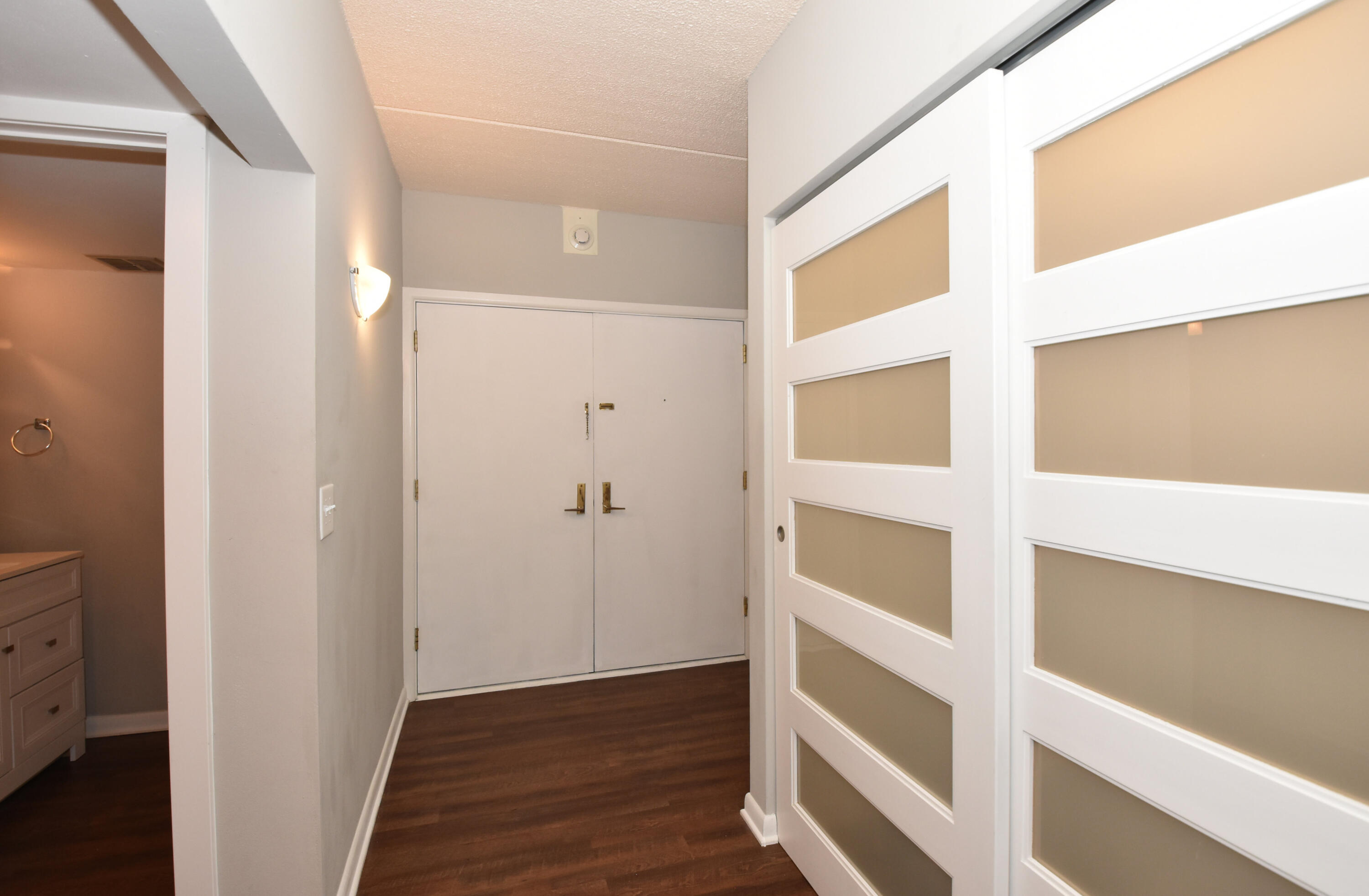 111 11th Street, Unit 1CN Racine, WI 53403 - Photo 25 of 49 Foyer