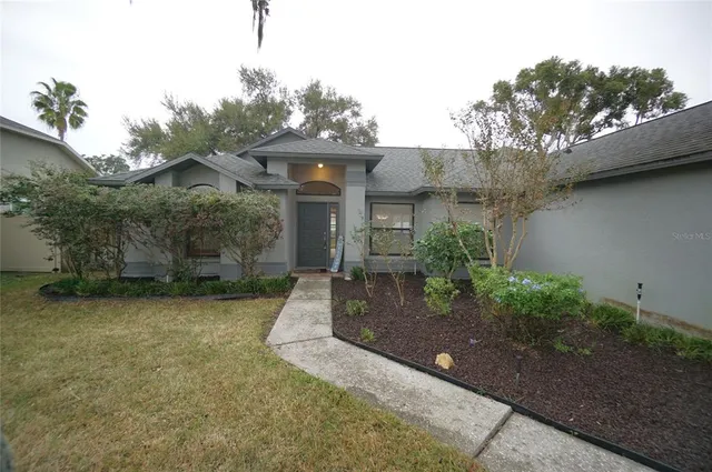 a view of a house with a yard