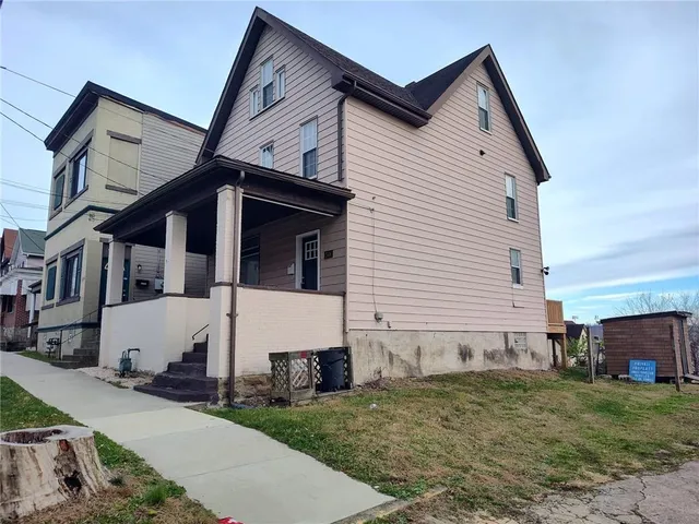 a view of a house with a yard