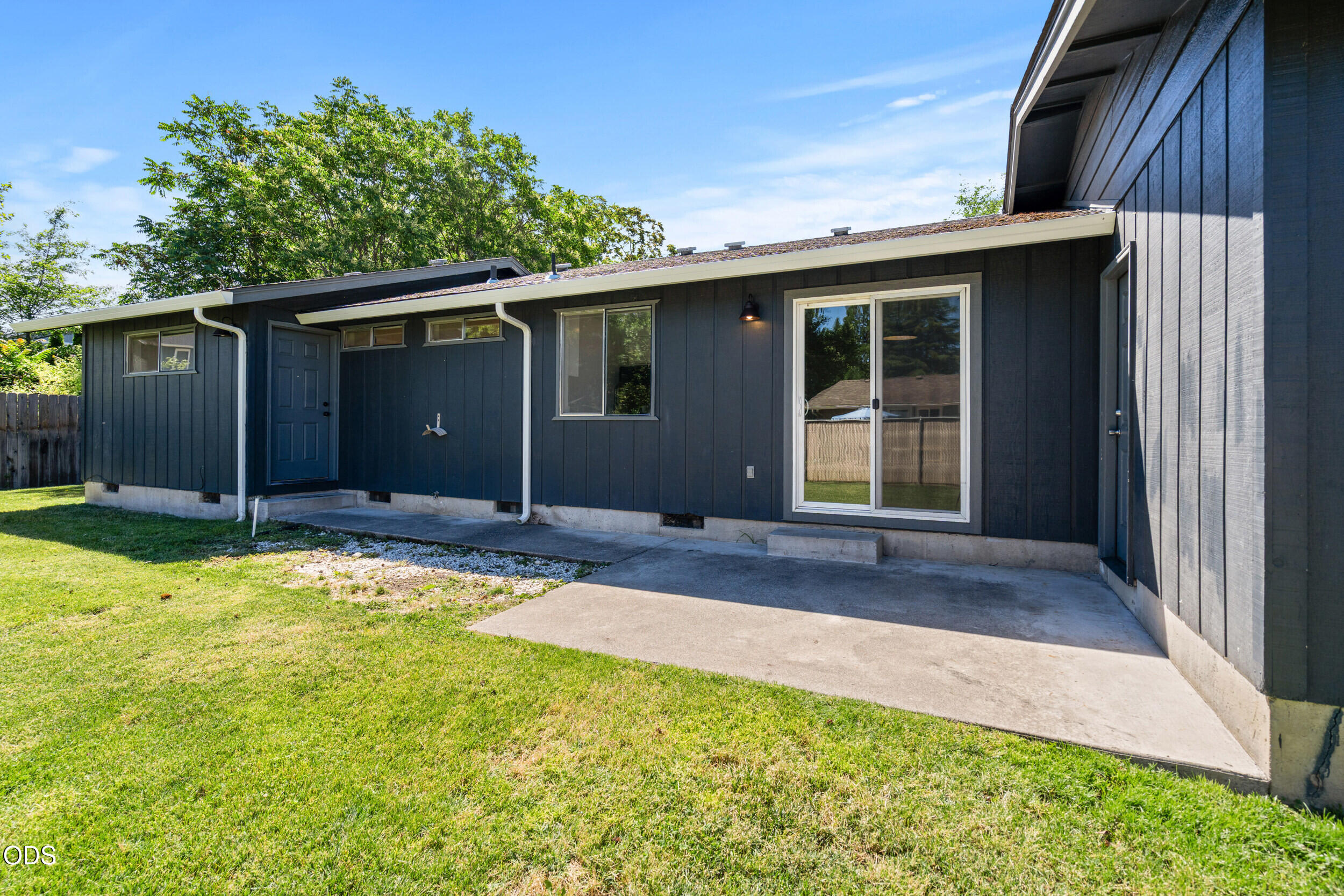 557 Glenn Way Central Point, OR 97502 - Photo 24 of 29