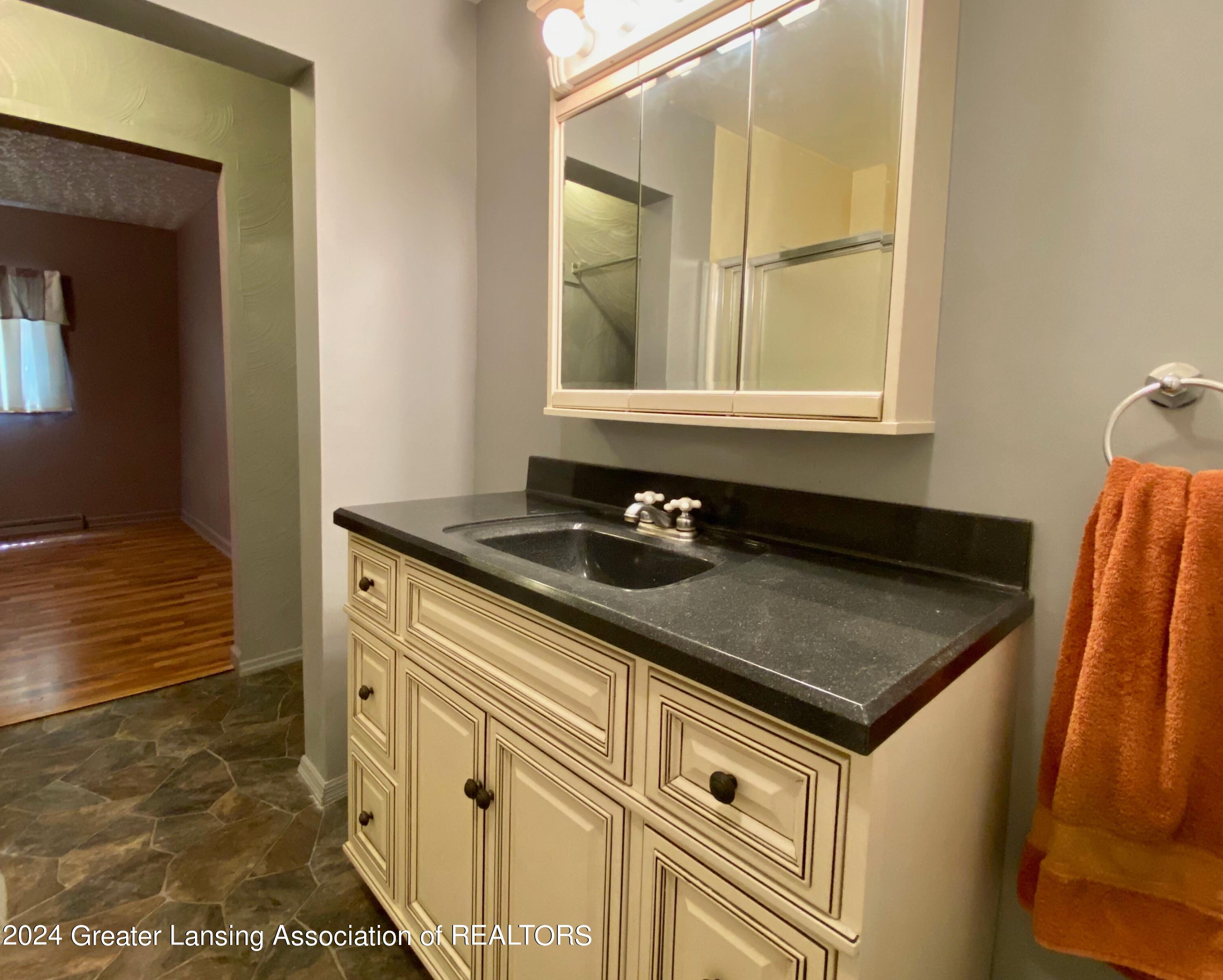 2804 West Kinley Road St. Johns, MI 48879 - Photo 28 of 59 Primary Bathroom