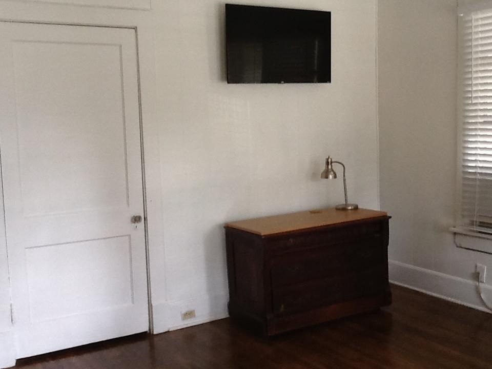 147 North Rembert Street Memphis, TN 38104 - Photo 8 of 25 a room with a wooden floor and a window