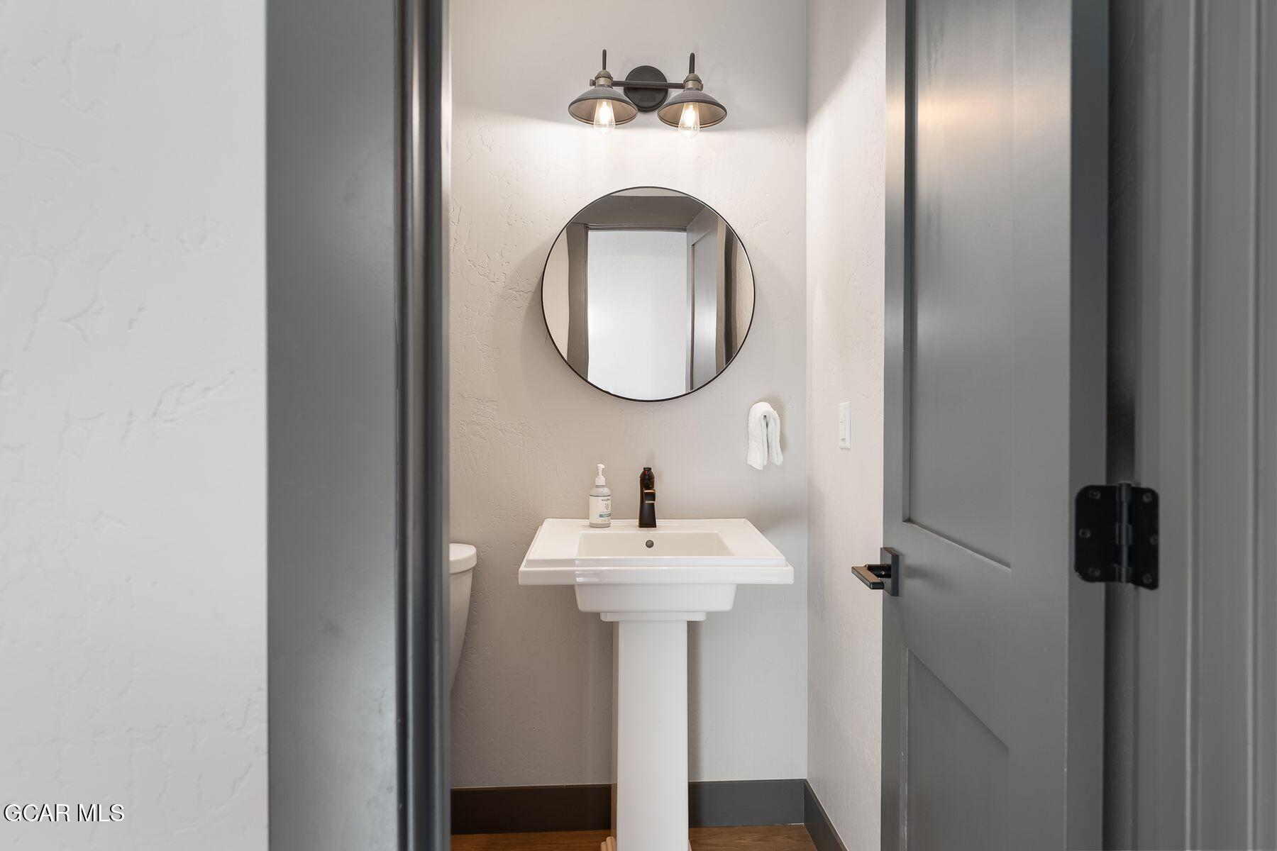 102 Eagle Ridge Drive Granby, CO 80446 - Photo 14 of 44 a bathroom with a sink and a mirror