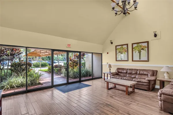 $2,500 | 220 Lakeview Drive, Unit 113, Weston, FL 33326