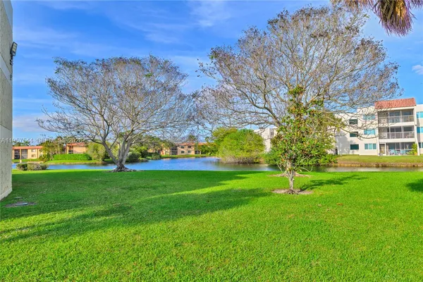 $2,500 | 220 Lakeview Drive, Unit 113, Weston, FL 33326