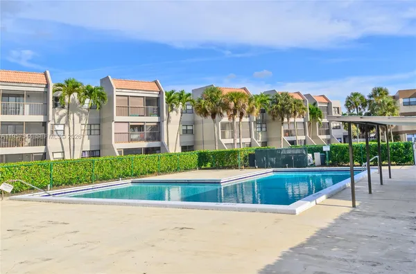 $2,500 | 220 Lakeview Drive, Unit 113, Weston, FL 33326