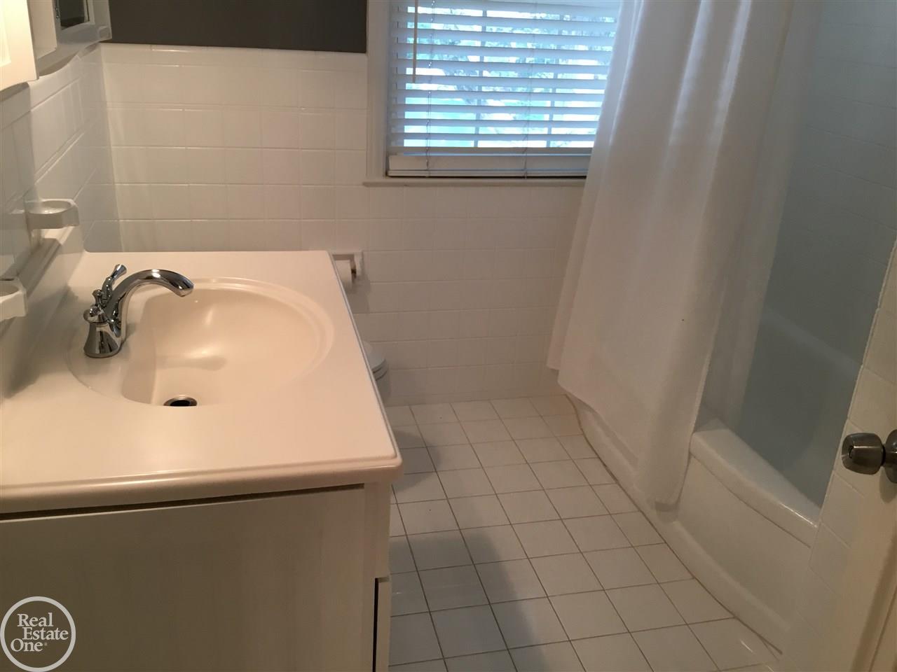 951 North Oxford Road Grosse Pointe Woods, MI 48236 - Photo 23 of 32