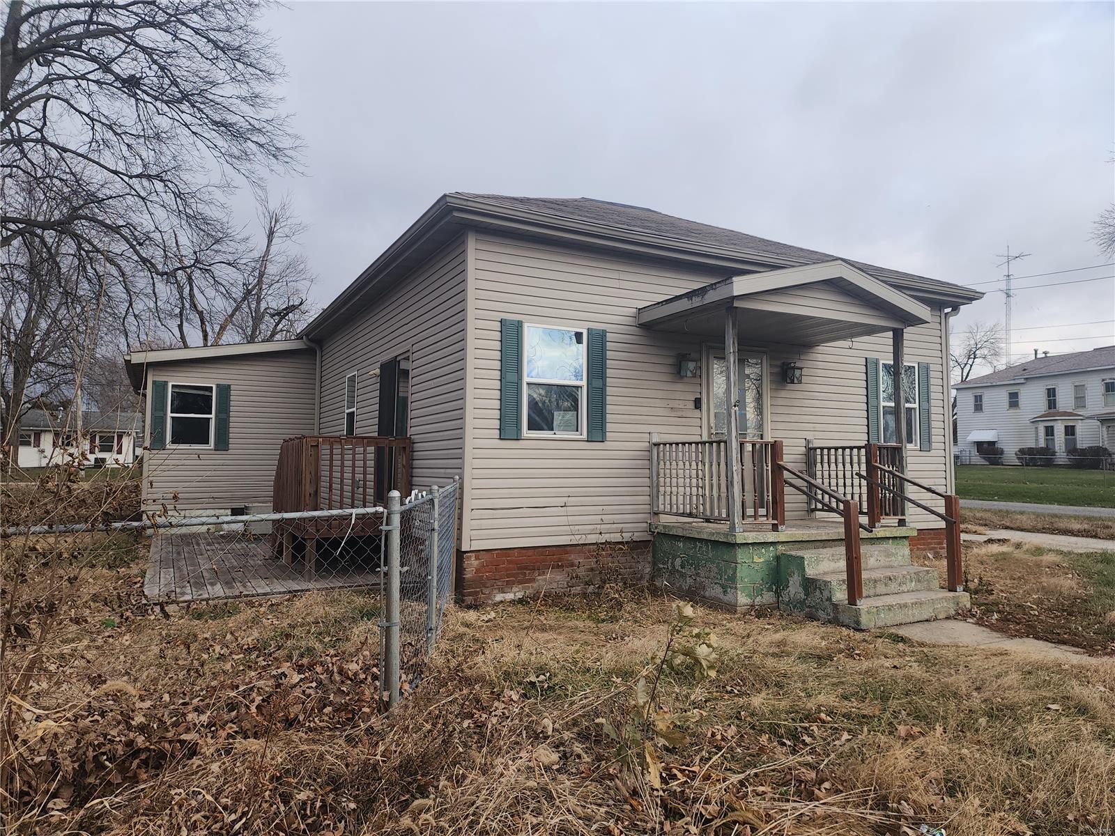 345 East North Street Roodhouse, IL 62082 - Photo 4 of 29