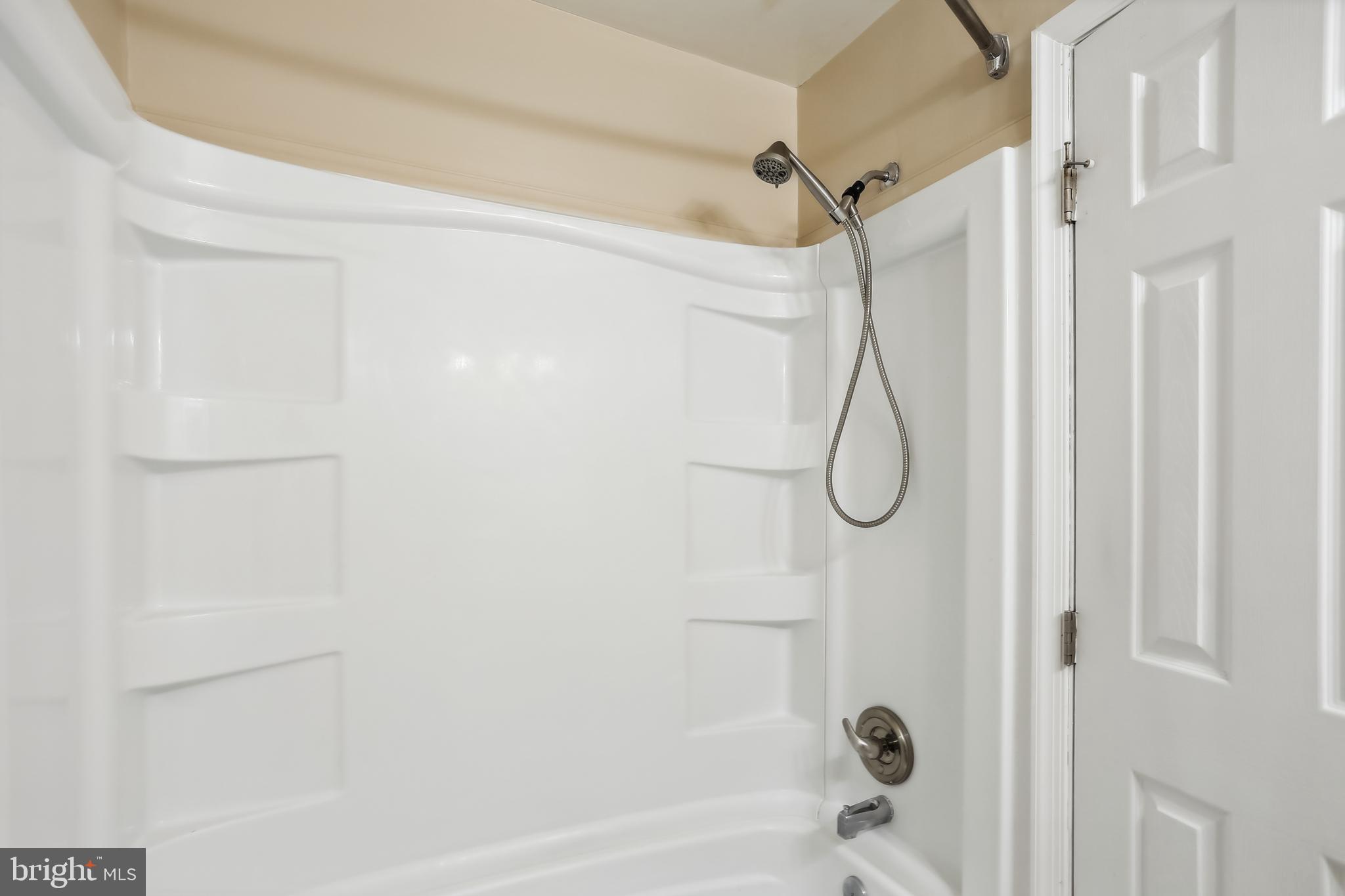14800 Rydell Road, Unit 201 Centreville, VA 20121 - Photo 18 of 31 Large Shower Tub in the Full Bath
