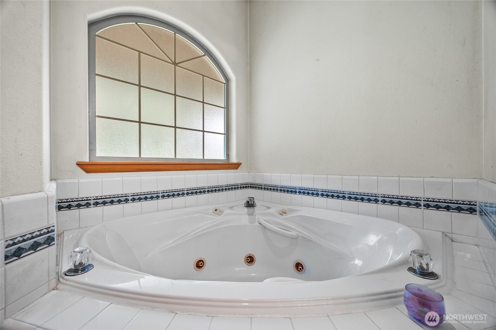 122 Ridge View Drive Randle, WA 98377 - Photo 20 of 40 a bathroom with a white bath tub and a shower curtain